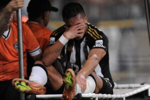 Cuello, atacante do Atltico, deixa gramado do Mineiro aos prantos aps sentir dores no tornozelo esquerdo (foto: Alexandre Guzanshe/EM/D.A Press)