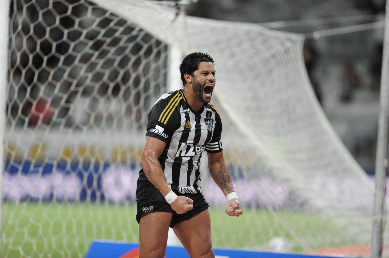 Hulk faz comemorao tpica aps gol pelo Atltico diante do Athletic, no Mineiro - (foto: Alexandre Guzanshe/EM/D.A Press)