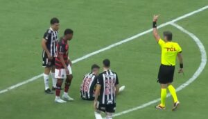 Momento em que Saravia  advertido com carto vermelho na final entre Atltico e Flamengo, pela Copa do Brasil (foto: Reproduo/Globo)