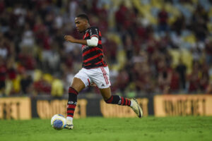 Lorran em ao pelo Flamengo (foto: Marcelo Cortes/Flamengo)