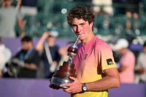 Joo Fonseca com o trofu do ATP 250 de Buenos Aires (foto: Luis ROBAYO / AFP)