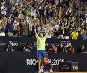 Marcelo Melo com os braos erguidos diante dos torcedores (foto: Fotojump/Divulgao)