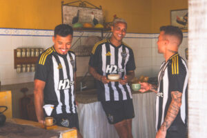 Igor Gomes, Deyverson e Bernard em foto promocional da nova camisa do Atltico (foto: Divulgao)