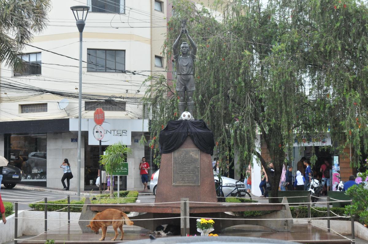 Esttua de Pel em Trs Coraes - (foto: Gladyston Rodrigues/EM/D.A Press - 30/12/2022)