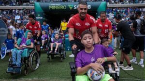 rbitros e jogadores entram com convidados (foto: Divulgao )