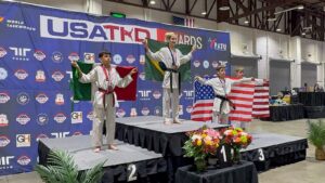 Theo Cadena com a bandeira brasileira no pdio do US Open de Taekwondo 2025 (foto: Evelyn Cris/Divulgao)