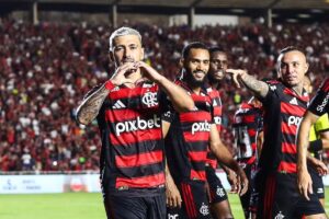 Jogadores do Flamengo comemorando o gol (foto: Gilvan de Souza / CRF)