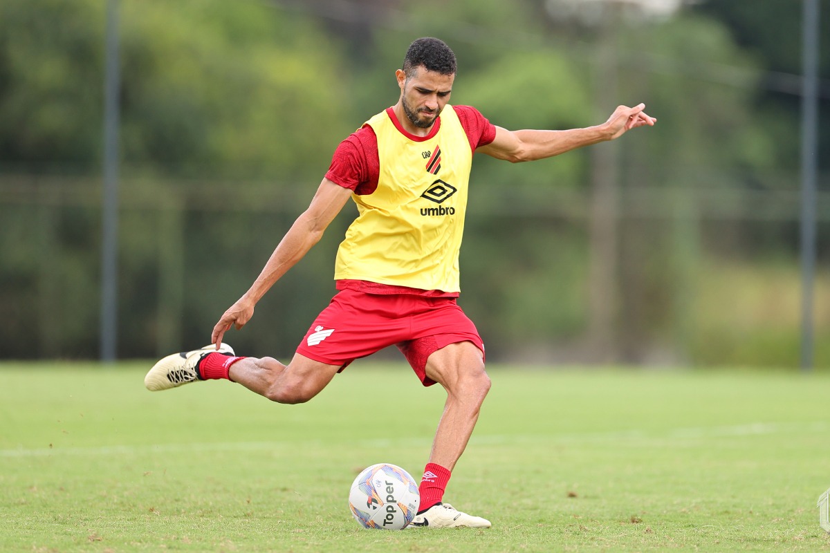 Alan Kardec em treino do Athletico-PR - (foto: Duda Matoso/athletico.com.br)