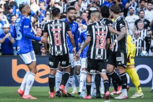 Lance de jogo entre Cruzeiro e Atltico (foto: Gustavo Aleixo / Cruzeiro)