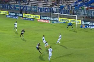 Lo Arago deixou canto aberto e levou gol de fora da rea (foto: Reproduo/SporTV)