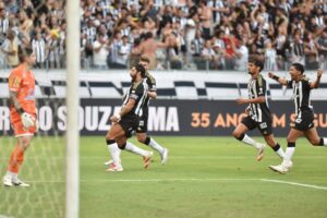 Hulk comemora gol pelo Atltico na vitria sobre o Tombense (foto: Ramon Lisboa/ EM / D.A Press)