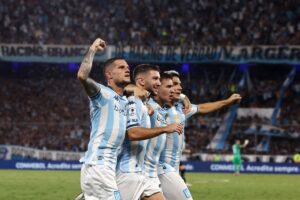 Jogadores do Racing comemoram gol em vitria sobre o Botafogo (foto:  Alejandro PAGNI / AFP)