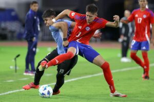 Ivn Romn disputa bola em jogo do Chile no Sul-Americano Sub-20 (foto:  Edison GAMEZ / AFP)