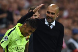 Interao entre Pep Guardiola e Neymar (foto: AFP PHOTO / PATRIK STOLLARZ - 12/05/2015)