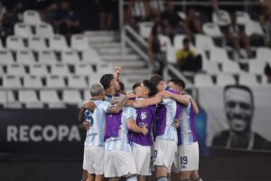 Jogadores do Racing comemoram gol contra o Botafogo na Recopa Sul-Americana (foto: Divulgao / Conmebol)