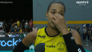 Adenzia leva mo ao rosto aps se emocionar com derrota do Praia Clube (foto: Reproduo/Sportv2)