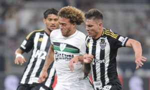 Disputa entre jogadores de Atltico e Amrica na primeira fase do Campeonato Mineiro (foto: Alexandre Guzanshe/EM/D.A Press)