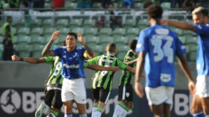 Jogadores do Amrica comemorando gol sobre o Cruzeiro (foto: Alexandre Guzanshe/EM/D.A Press)