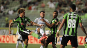 Jogadores de Cruzeiro e Amrica durante clssico (foto: Alexandre Guzanshe/EM/D.A Press)