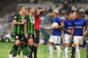 Discusso entre jogadores de Amrica e Cruzeiro (foto: Alexandre Guzanshe/EM/D.A Press)