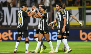 Jogadores do Atltico comemoram gol contra o Tombense (foto: Leandro Couri/EM/D.A Press)