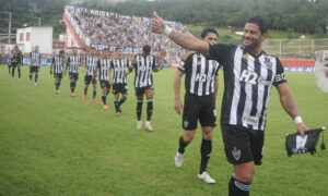 Jogadores do Atltico antes de jogo contra o Villa Nova (foto: Alexandre Guzanshe/EM/DA.Press)