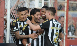 Jogadores do Atltico comemoram gol contra o Villa Nova (foto: Alexandre Guzanshe/EM/DA.Press)