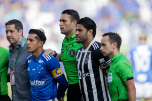 Romero e Hulk com arbitragem antes de Atltico x Cruzeiro (foto: Pedro Souza/Atltico)