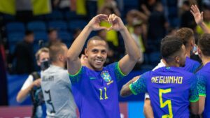 Ferro, craque do Brasil, comemora vitria sobre a Ucrnia e classificao para a final do Mundial (foto: Leto Ribas/CBF)