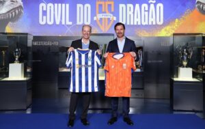 Ricardo Guimares segurando camisa do Porto e Leonardo Franchi segurando camisa do Coimbra (foto: Divulgao/Porto FC)