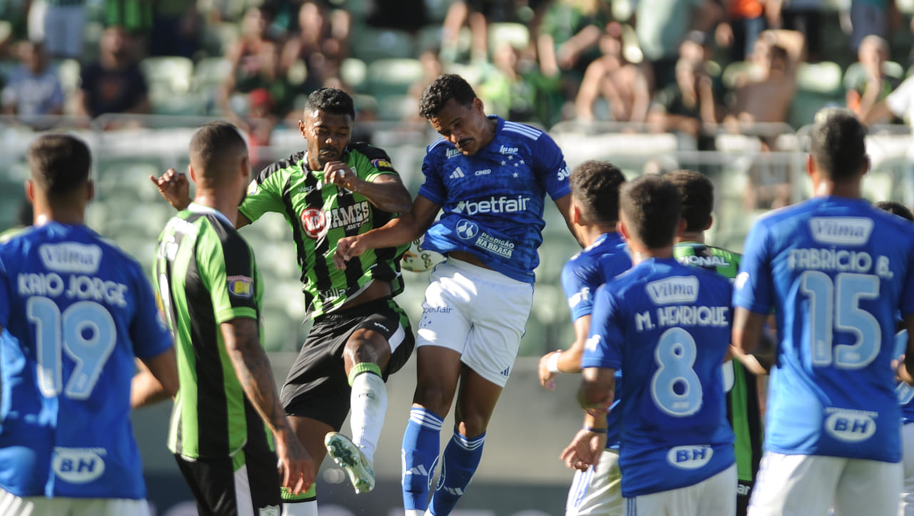 Jogadores de Amrica e Cruzeiro em disputa de bola area