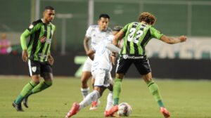 Jogadores de Cruzeiro e Amrica em jogo pelo Mineiro (foto: Alexandre Guzanshe/EM/D.A Press )