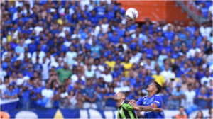 Kaiki, lateral-esquerdo do Cruzeiro, durante partida contra o Amrica (foto: Ramon Lisboa/EM/D.A Press)