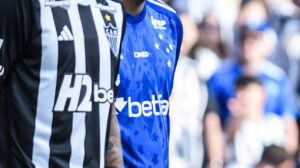 Uniformes de Cruzeiro e Atltico (foto: Gustavo Aleixo/Cruzeiro)