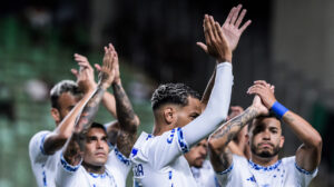 Jogadores do Cruzeiro aplaudindo a torcida antes de clssico com Amrica no Independncia (foto: Gustavo Aleixo/Cruzeiro)