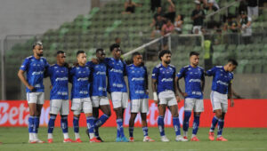 Jogadores do Cruzeiro perfilados para cobrana de pnalti (foto: Alexandre Guzanshe/EM/D.A. Press)