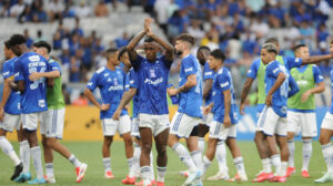 Jogadores do Cruzeiro aplaudindo a torcida aps derrota para o Atltico no Mineiro (foto: Alexandre Guzanshe/EM/D.A Press)