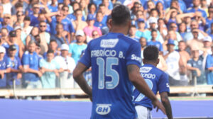 Fabrcio Bruno e Lucas Romero em jogo contra Atltico no Mineiro (foto: Edesio Ferreira/EM/D.A. Press)