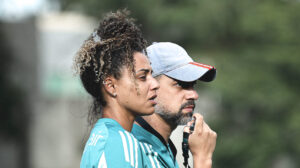 Rlany Silva, ex-auxiliar tcnica do Cruzeiro, e Jonas Urias, tcnico (foto: Gustavo Martins/Cruzeiro
)