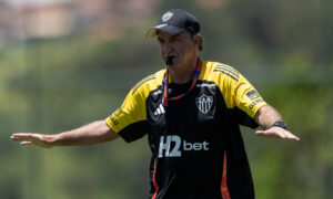 Cuca em treino do Atltico na Cidade do Galo (foto: Pedro Souza/Atltico)