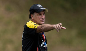 Cuca durante treino do Atltico na Cidade do Galo (foto: Pedro Souza/Atltico)