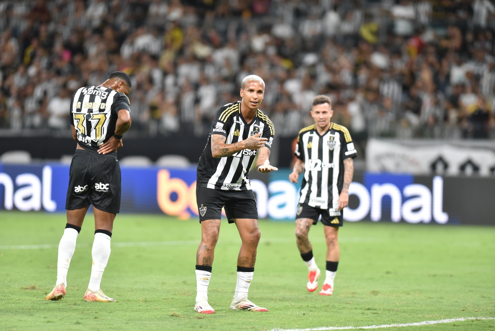 Deyverson comemora gol pelo Atltico sobre o Itabirito - (foto: Ramon Lisboa/EM/D.A Press)