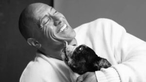 Dwayne Johnson homenageia seu querido cão Hobbs em redes sociais