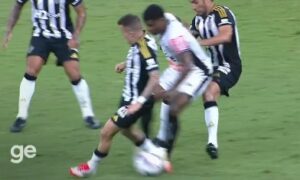 Frame da caneta de Lincoln em Bernard durante duelo entre Atltico e Athletic (foto: Reproduo/Premiere/ge)