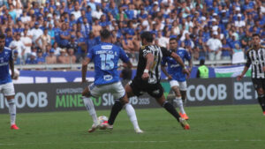 Fabrcio Bruno, zagueiro do Cruzeiro, em dividida com Hulk, atacante do Atltico (foto: Edesio Ferreira/EM/D.A Press)