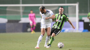 Fabrcio Bruno, zagueiro do Cruzeiro, em confronto com Amrica (foto: Alexandre Guzanshe/EM D.A Press)