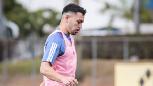 Fabrizio Peralta, volante do Cruzeiro, em treinamento na Toca da Raposa II (foto: Gustavo Aleixo/Cruzeiro)