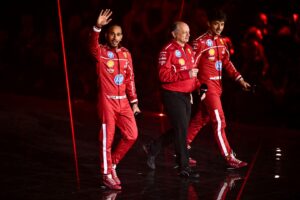 Hamilton, Frederic Vasseur e Charles Leclerc lado a lado pela Ferrari (foto: Ben StansallL / AFP)