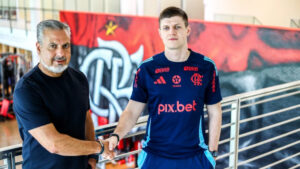 Jos Boto (direita), diretor de futebol do Flamengo, ao lado de Andrii Fedchenkov, novo gerente de scout do clube (foto: Divulgao/Flamengo)