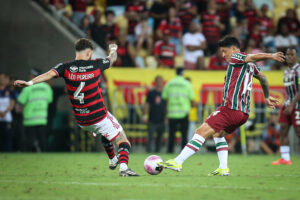 Disputa de bola em Fla-Flu de 2024 (foto: Marcelo Gonalves/Fluminense)